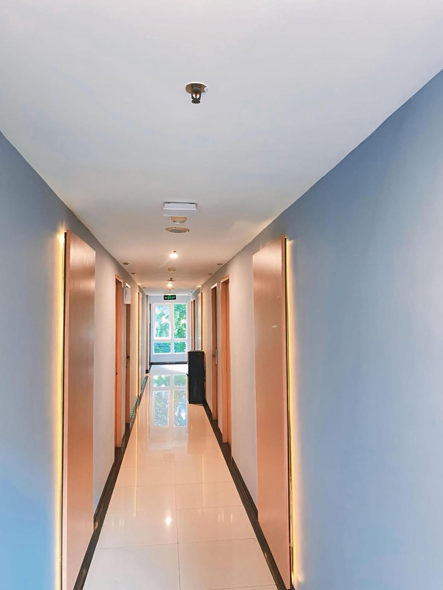 Studio One Thamrin Hotel Джакарта Экстерьер фото